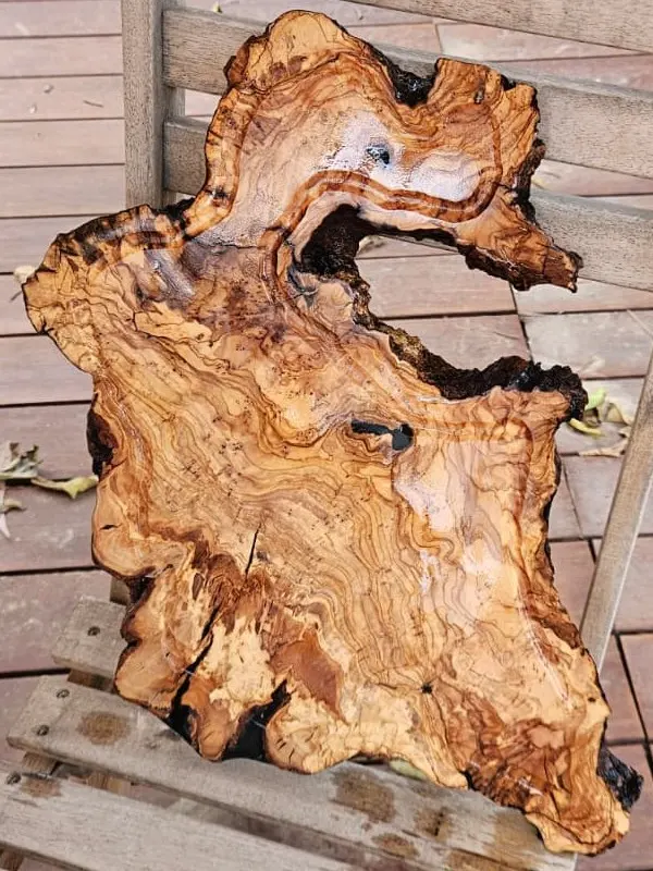 בוצ'ר מעץ זית עם אפוקסי שחור – 50*30*2.6 ס"מ