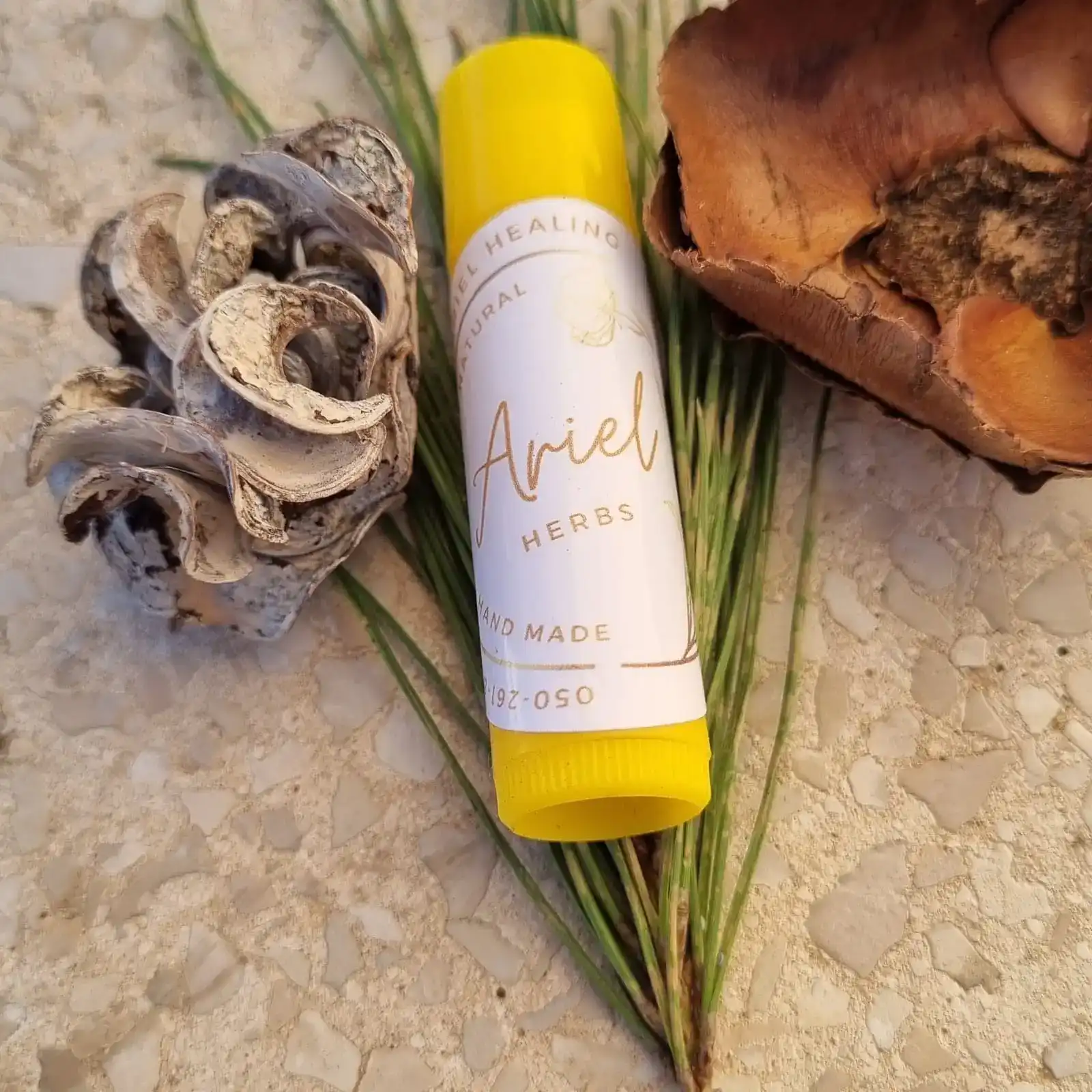 שפתון חמאה שיאה מועשר בויטמין E לשפתיים יבשות וסדוקות.