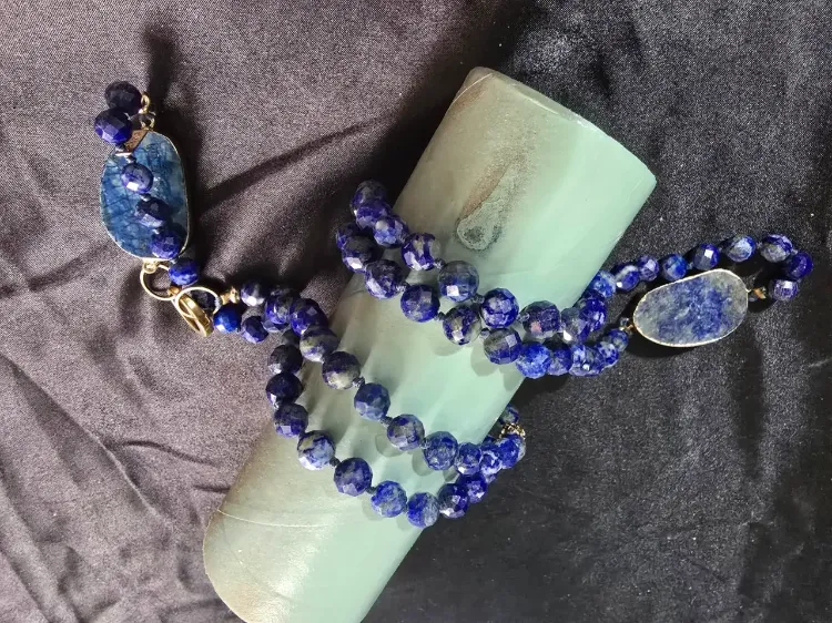 שרשרת המורכבת מאבני לאפיס לזולי ומשלבת אלמנטים מוזהבים אורך מצב סגור 50 ס'מ