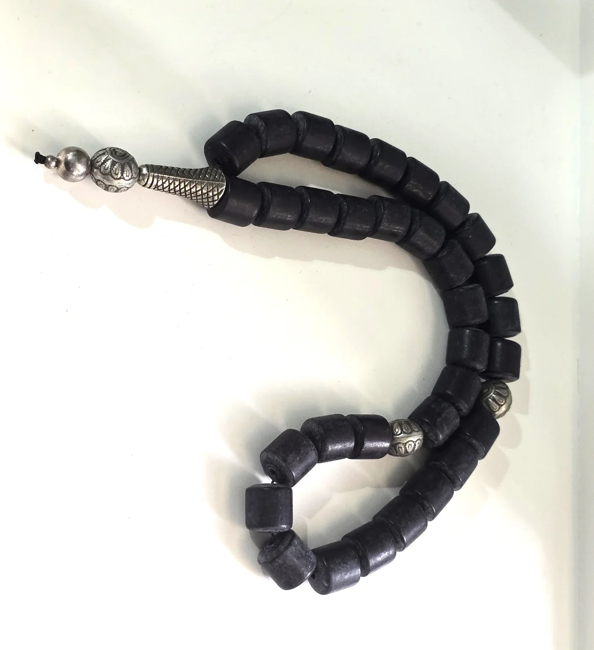 מחרוזת תפילה העשויה מחרוזי עץ ושלוב מתכת בעלת 33 חרוזים