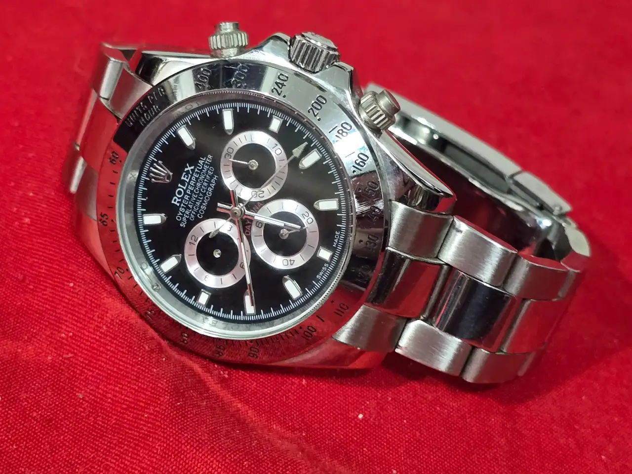 הוא יפה חזק עובד אבל רפליקה של רולקס