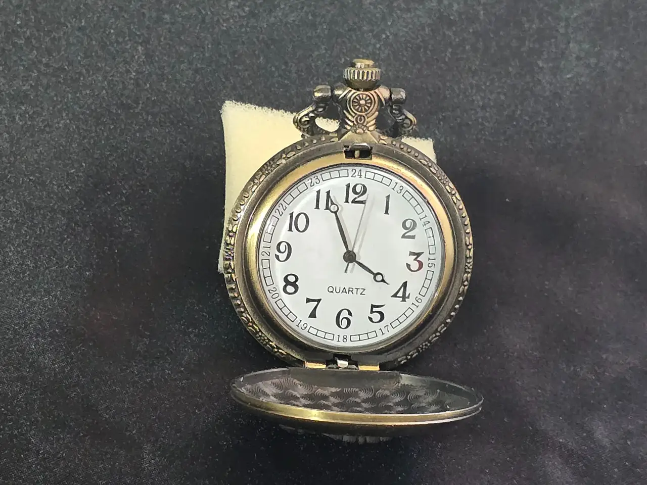 שעון כיס עם תבליט סמל מדינת גאורגיה, מצב עבודה תקין, עם מחוג שניות. מנגנון קוורץ, לוח השעון בגוון לבן. הקופסה עשויה מתכת בגוון ברונזה, פתיחה באמצעות לחיצה על הכפתור. קוטר - 46 מ"מ מצב מושלם.