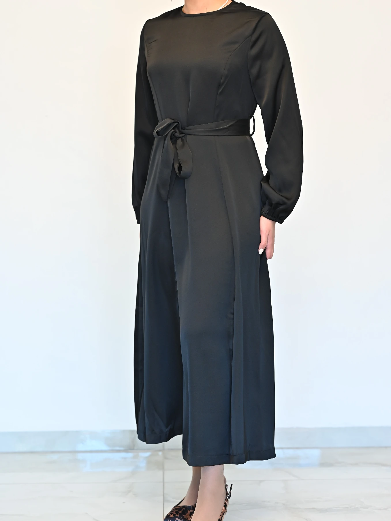 שמלת סאטן שחורה