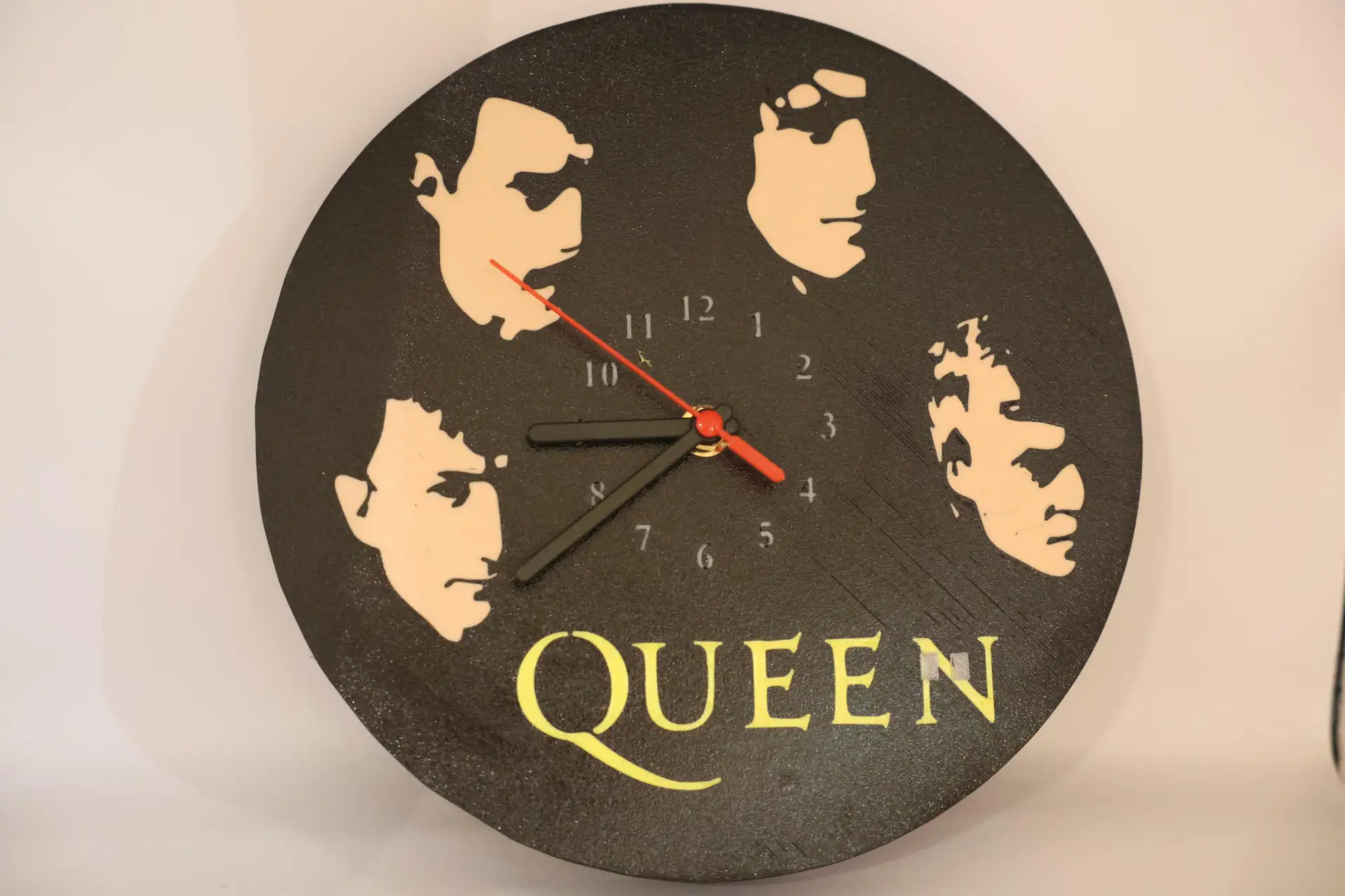 שעון קיר. Queen