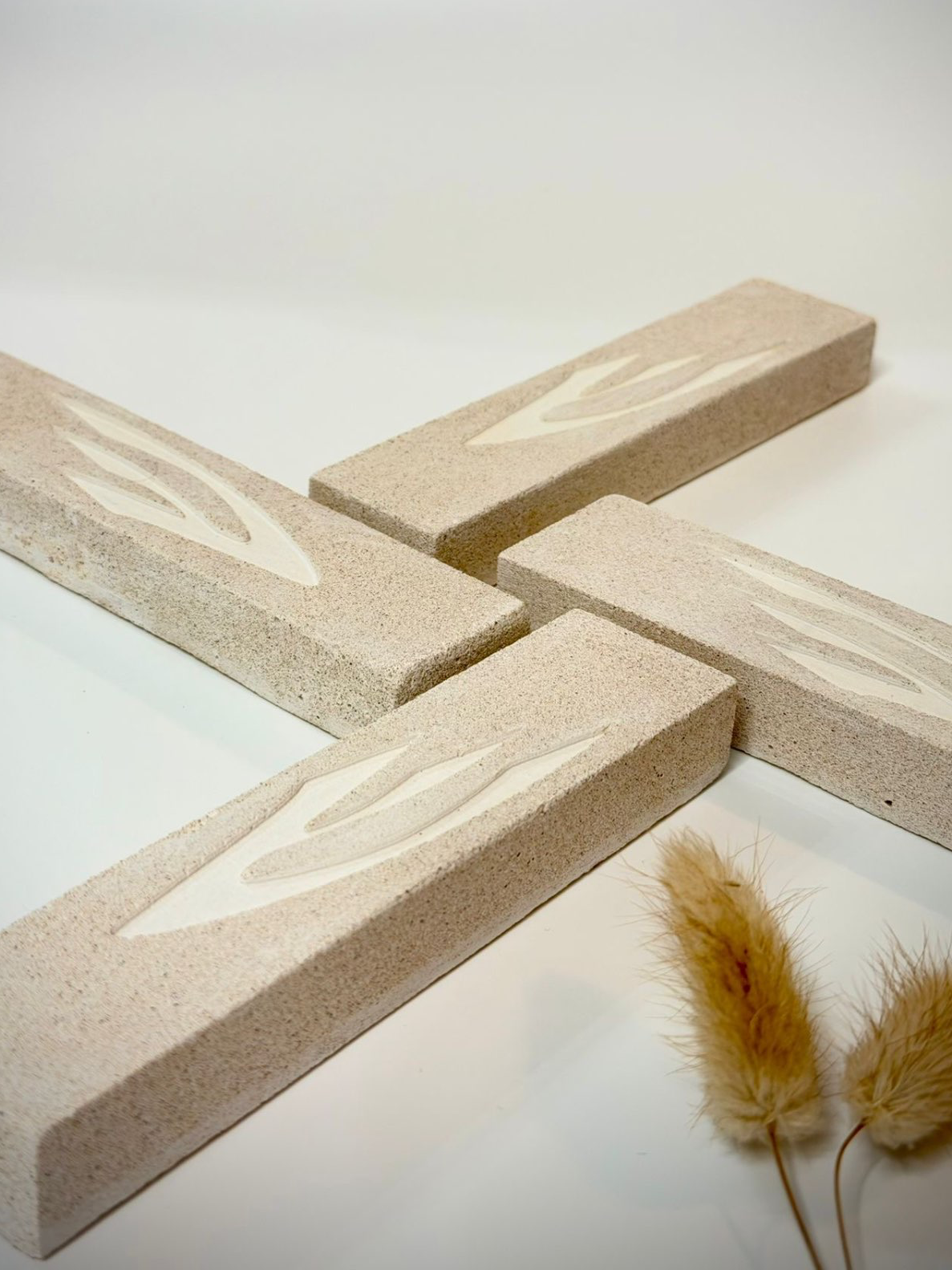 מזוזה עם ש מוטבעת בסגנון אבן גוון בז׳