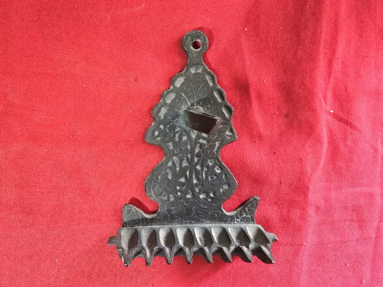 חנוכיה ישנה  קטנה ממתכת יצוקה וינט'ג שימשה למסעות