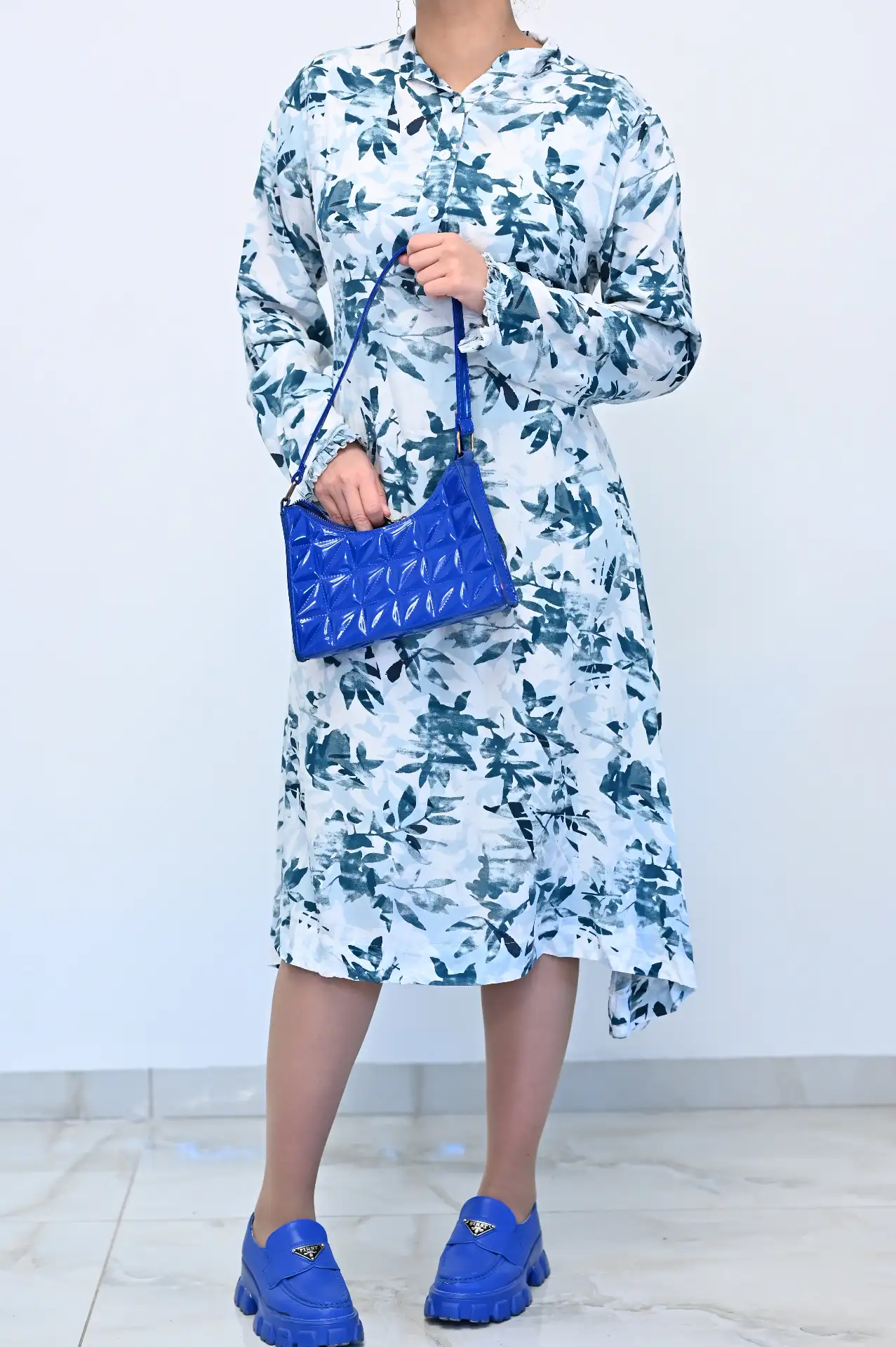 שמלה פרחונית בגווני התכלת