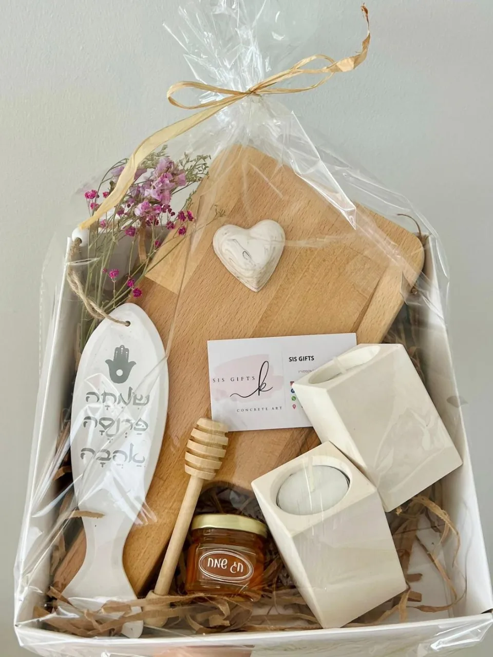 מארז הכולל זוג פמוטים גבוהים, קרש עץ, דג ברכות, זר קטן, דבש מקל ולב קטן