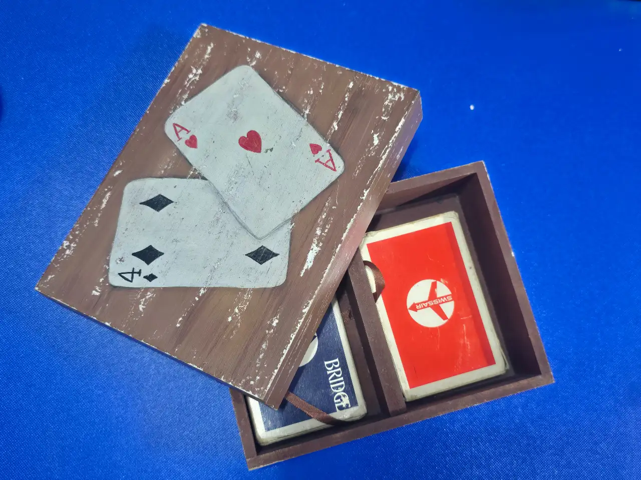 קופסת קלפים מעץ כולל שתיי חפיסות קלפים הקלפים של ח'ב התעופה השווייצרית Swissir ומיועדים למשחק הברידג'