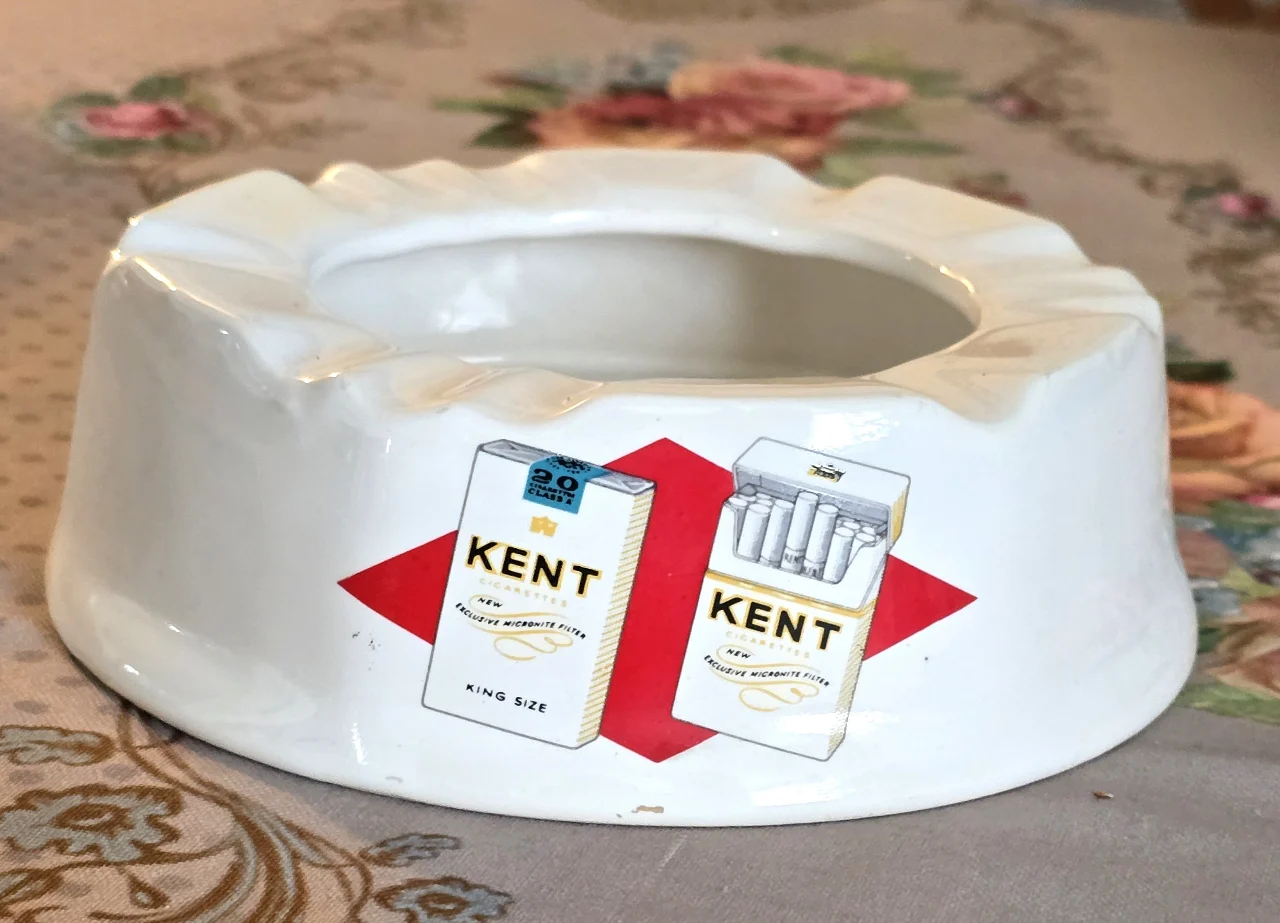 מאפרה  קרמיקה  מיוחדת פרסומת  לסיגריות קנט KENT   תוצרת ארה"ב    מידה: 17. על. 5.5 סמ