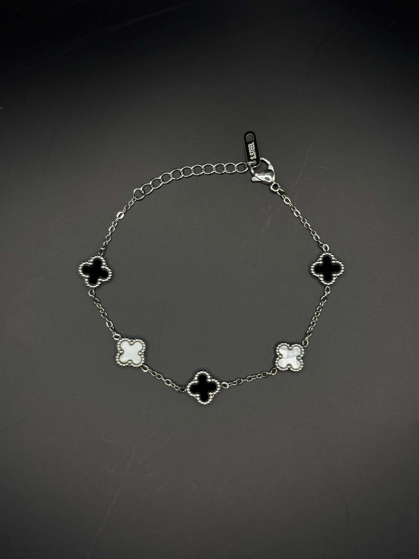 צמיד תלתן קטן שחור לבן