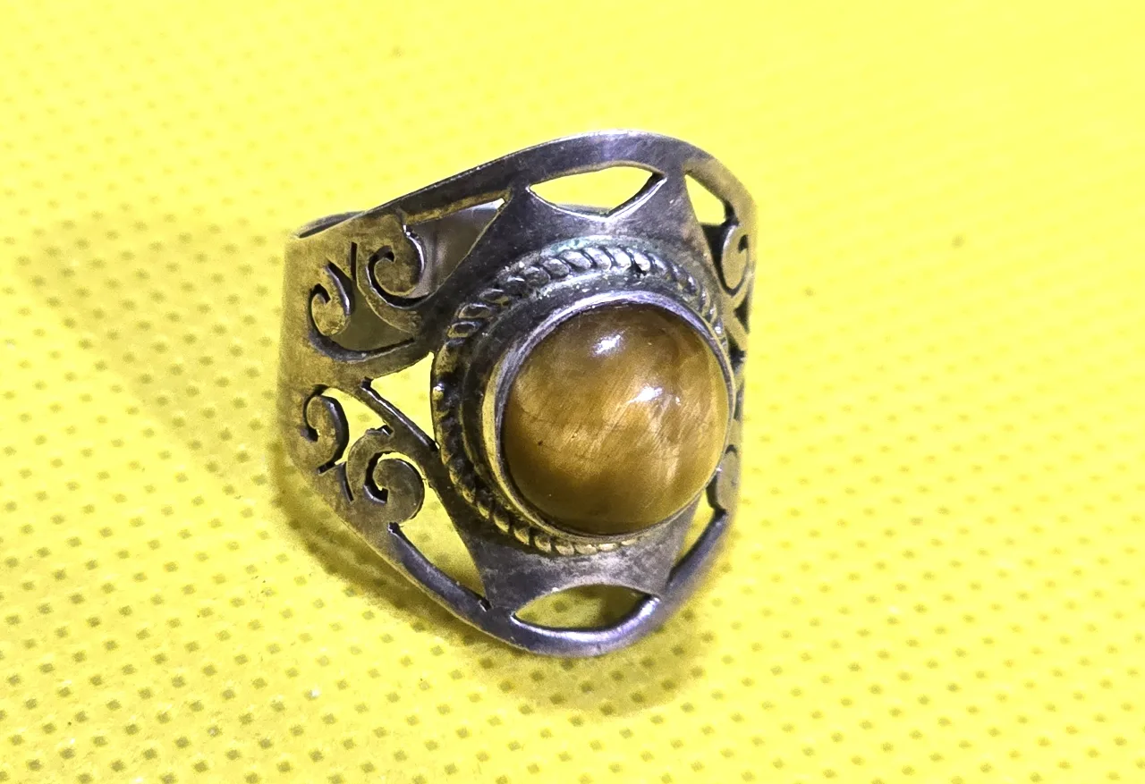 טבעת כסף 925 חתומה בשיבוץ אבן מקורית - עין הנמר עיצוב אישי בעבודת יד נרכשה אצל מעצב באנג׳ונה, הודו מידה: 8.5, משקל: 6.2 גרם