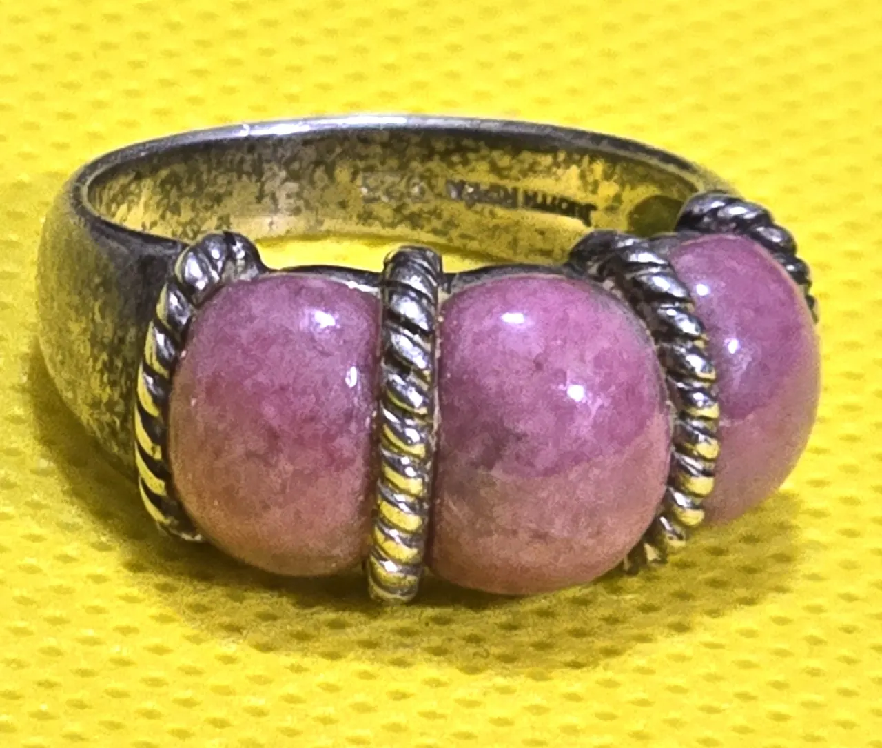 טבעת כסף חתומה 925. משקל:10.63ג'ר.מידה 8 ושיבוץ אבני רודונייט