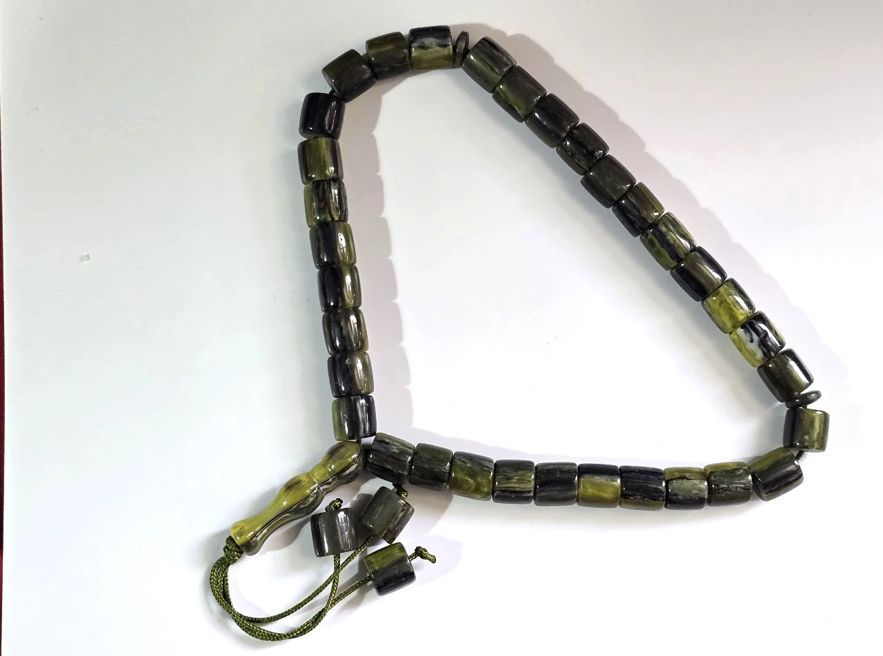 Tesbih מחרוזת תפילה איסלאמית מסבחה, טסביה, 33 חרוזי תפילה מסורתיים קלאסיים, עם מפרידים, מסתיימת ב"אימאם" (החלק המאורך בקצה) ו 3 חרוזים קינטיים. טסביח מחרוזת תפילה, מסבחה איסלמית, בעיצוב מסורתי, עם דיסקיות הפרדה כל 11 חרוזים. החרוזים עשויים דמוי אוניקס. אורך כללי 32 ס"מ. מצב מושלם.