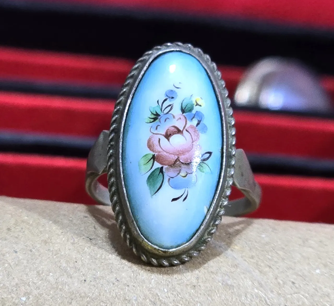 טבעת ישנה משולב ציור אמייל עבודת יד . מידה :6 USA משקל : 4.3 גרם