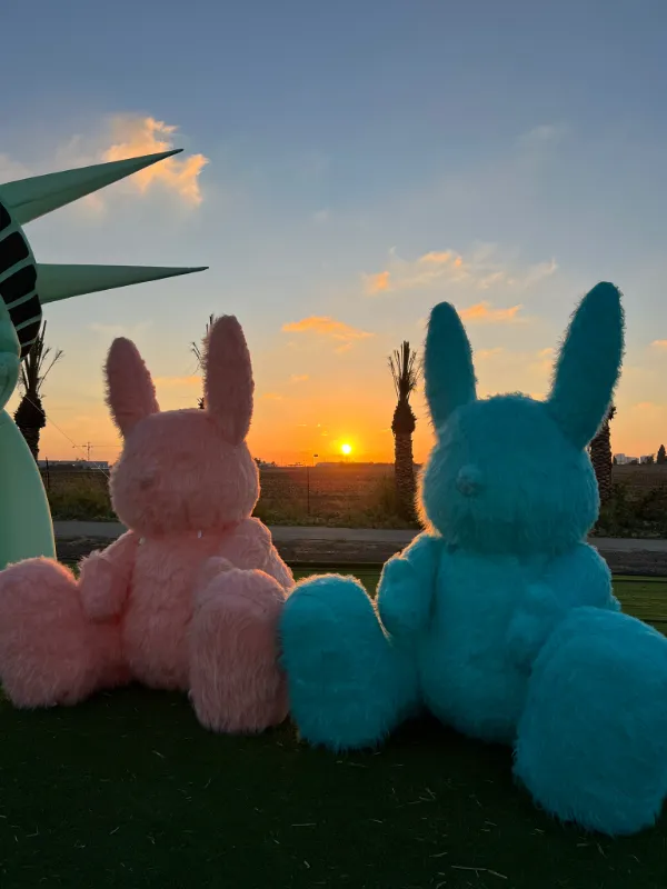 ארנבי תפאורה בגודל 2 וחצי מטרים.