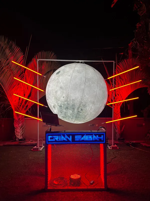 מייצג תפאורה מתנפח בצורת ירח