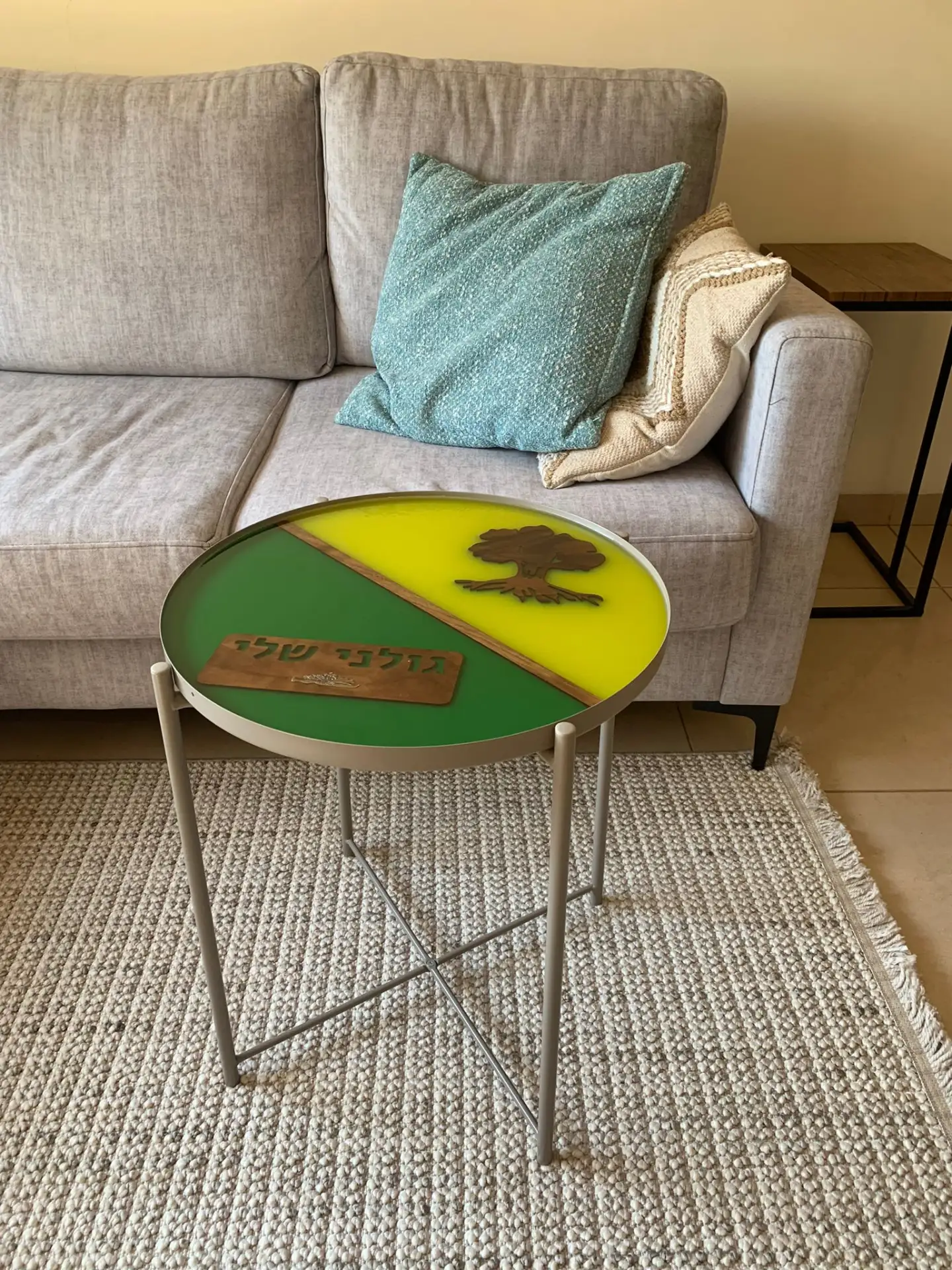 שולחן קפה הכולל חיתוך עץ בליזר ושילוב סיכת היחידה