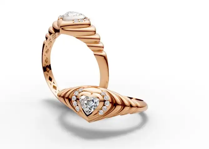 טבעת יהלום לאירוסין בצורת לב.