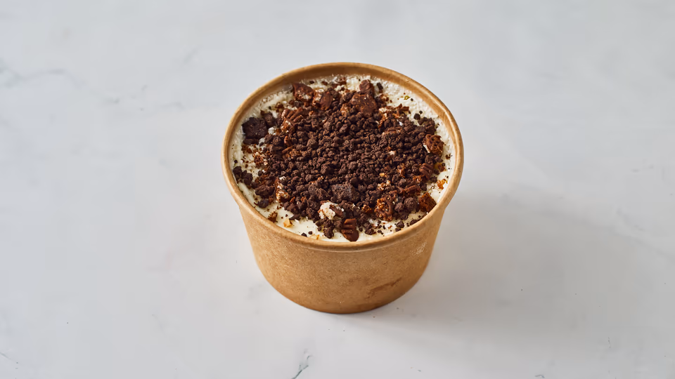 גלידת שמנת וניל ועוגיות שחורות