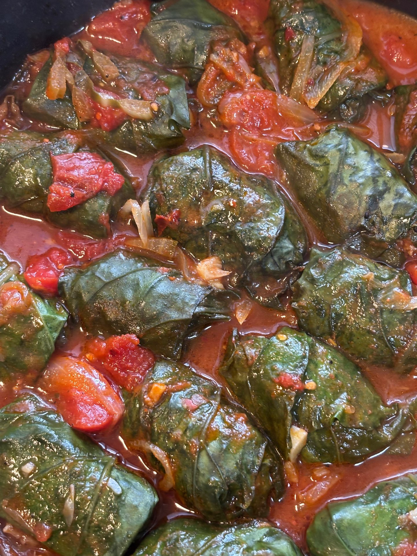 עלי מנגולד במילוי בשר עגל ואורז – מנה ביתית עשירה