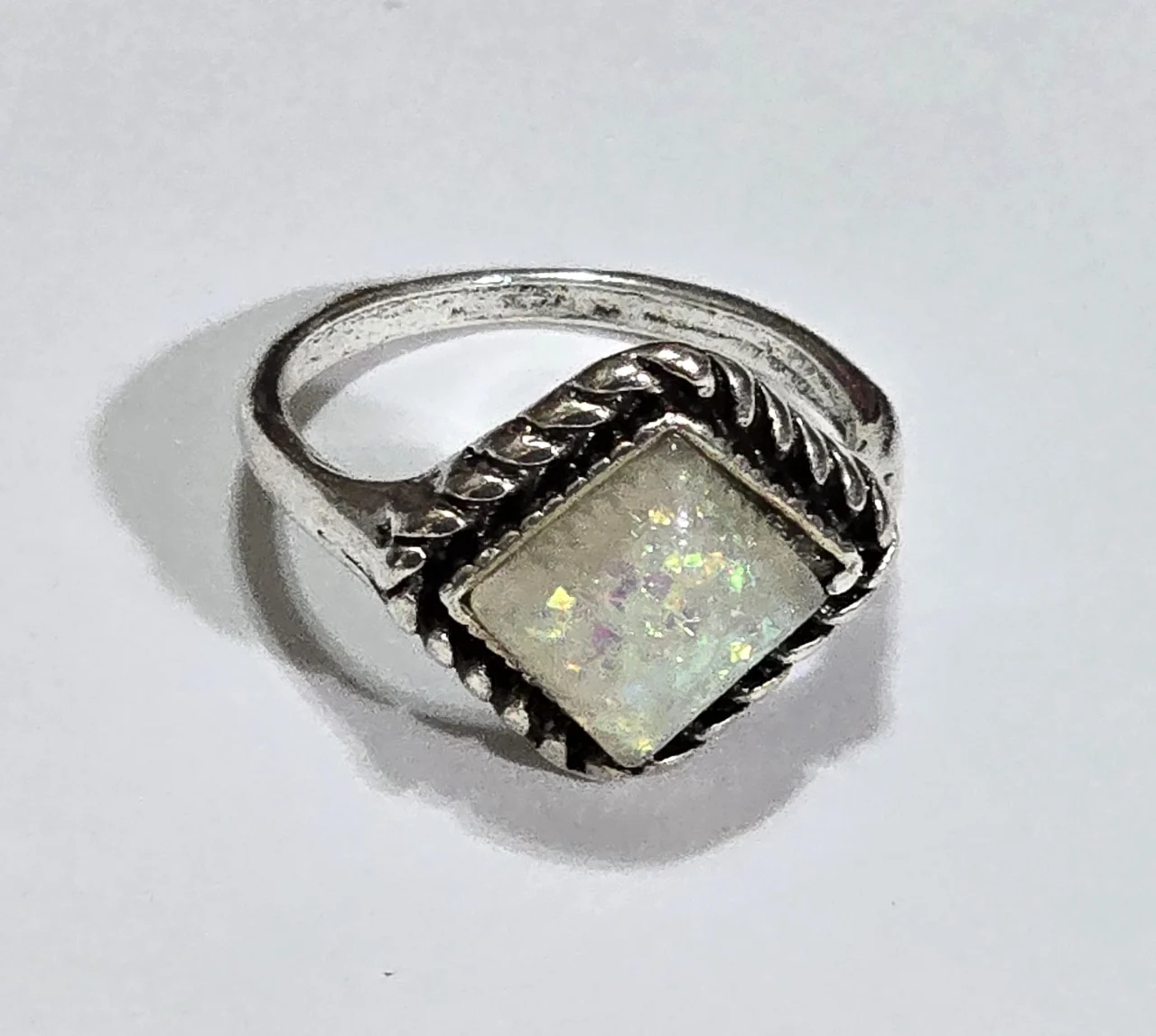 טבעת כסף משובצת באבן אופל.מידה 5.5\6