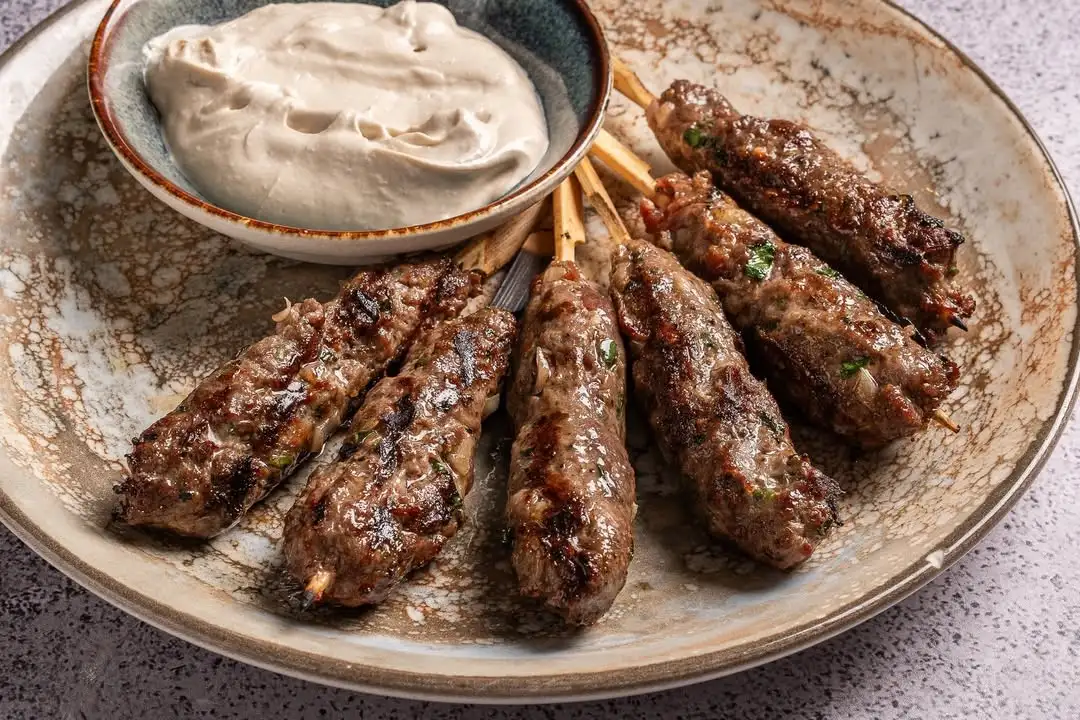 קבבוני טלה עם צנובר על מצע טחינה ירוקה