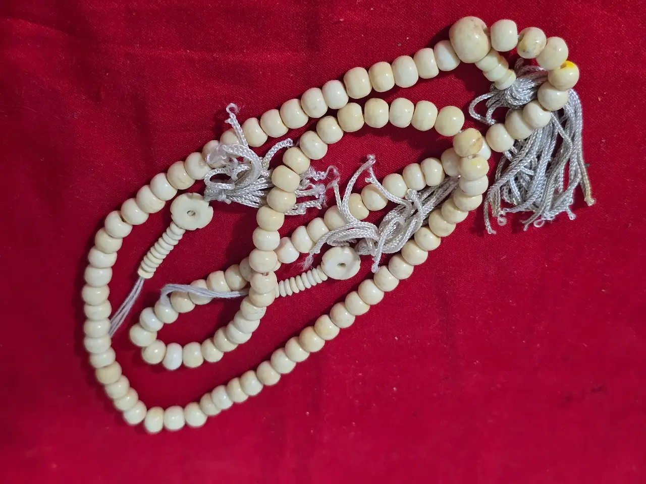 מחרוזת תפילה מוסלמית בעלת 99 חרוזים המשמשת לציון שמו של אללה או לשימוש מרגיע המחרוזת מחולקת לשלושה מקטעים בין המקטעים ניתן לראות חרוזים מפרידים הנקראים 'שאהד' או 'פאסילה' החרוזים בצבע שנהב עשויים מעצם גמל