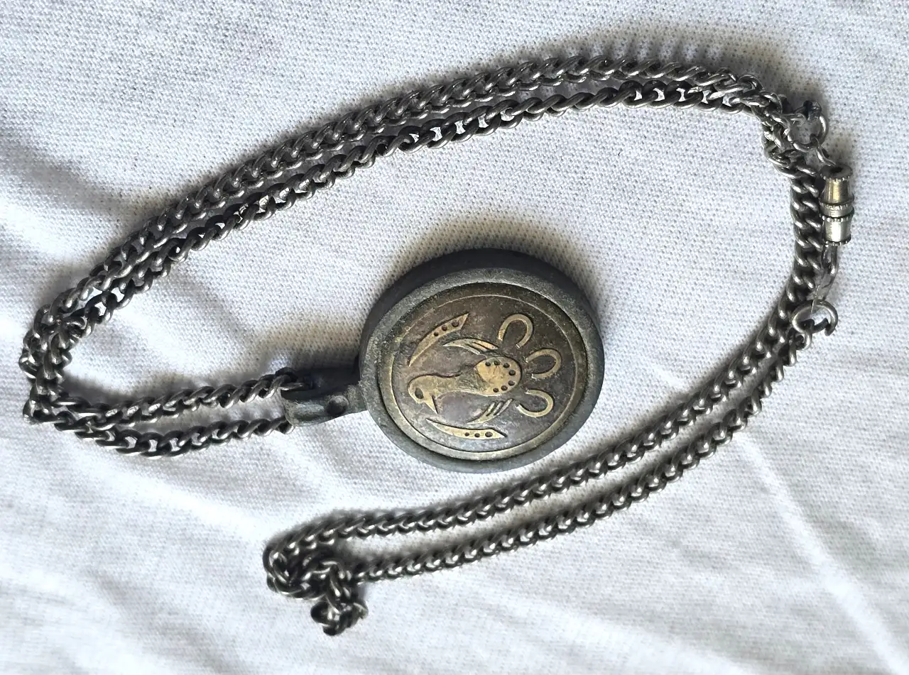 שרשרת מתכת עם תליון קמיע