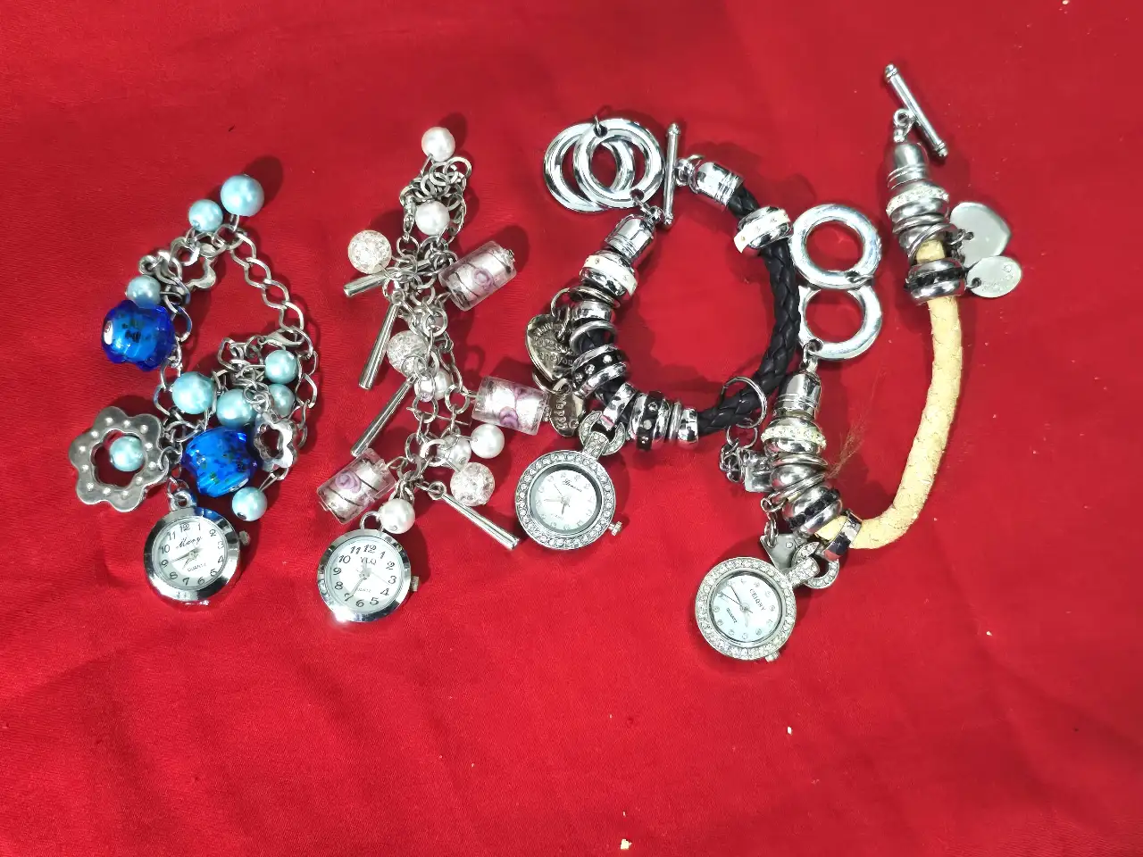 לוט של 4 צמידים עם אלמנטים יפים בצבעים ואלמנט שעון בכל הצמידים