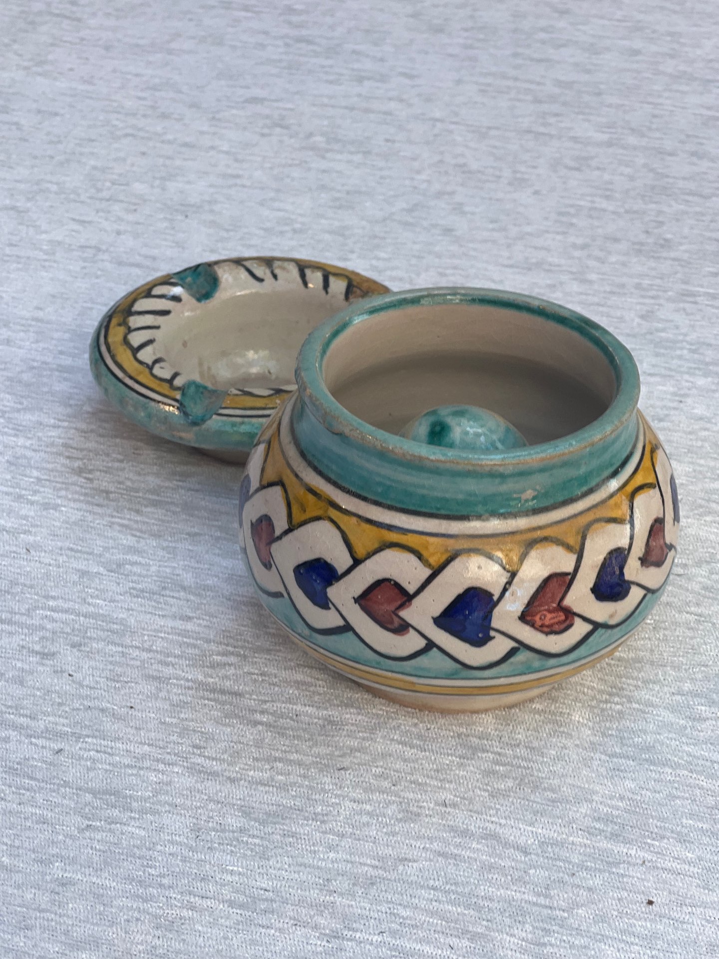 מאפרה עם מכסה צבעוני