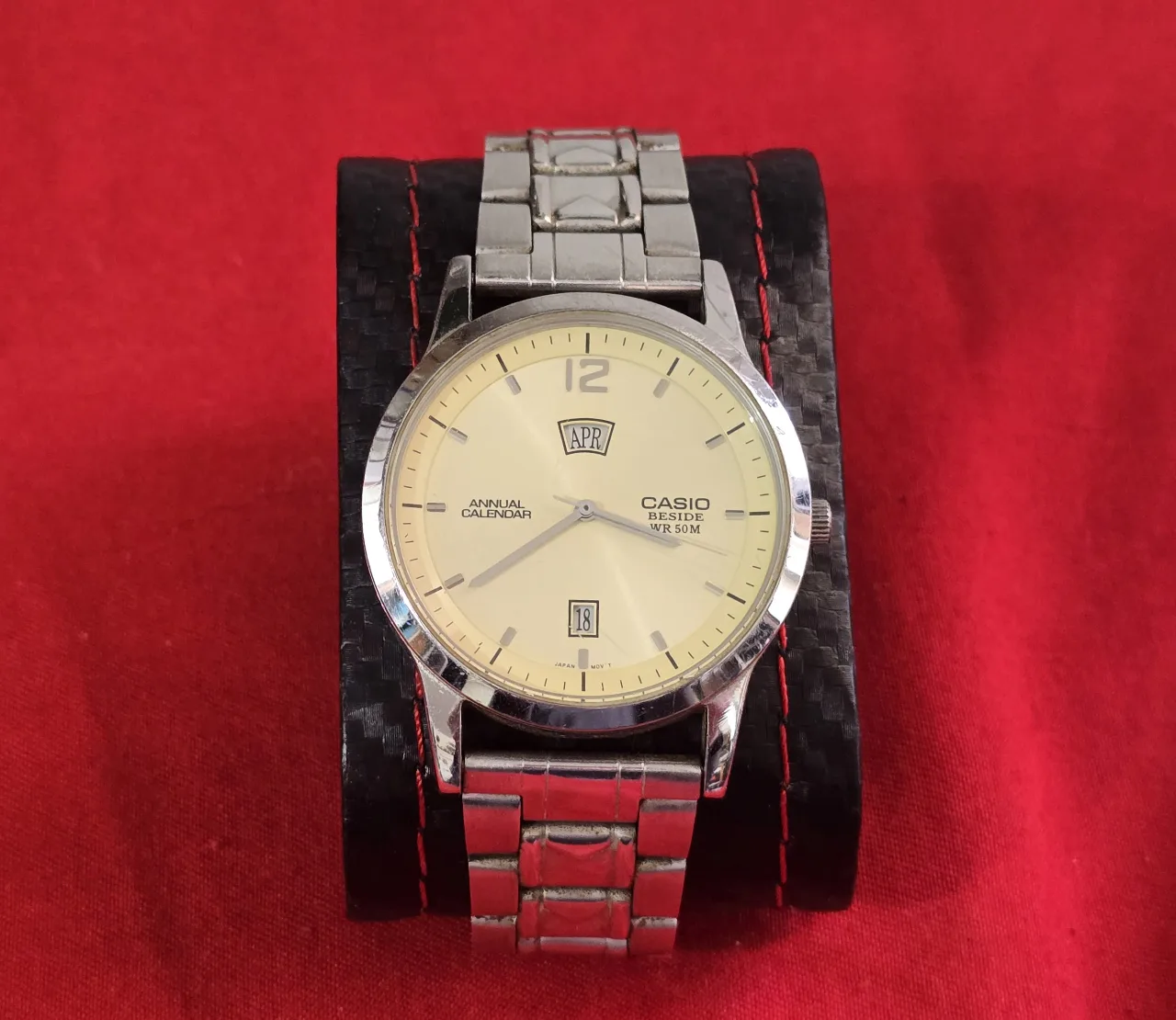 שעון "קסיו" BESIDE יש תאריכון בשעה שש. מתחת לשעה 12 רואים את חודשי השנה באנגלית. מנגנון קוורץ יפני. הוכנסה סוללה חדשה. במצב עבודה. יש רצועת פלדת אל-חלד. (לצלילה לעומק 50 מטר). קוטר קופסה ללא הכתר: 37 מ"מ. הלוח בצבע שמנת. אלגנטי ביותר.