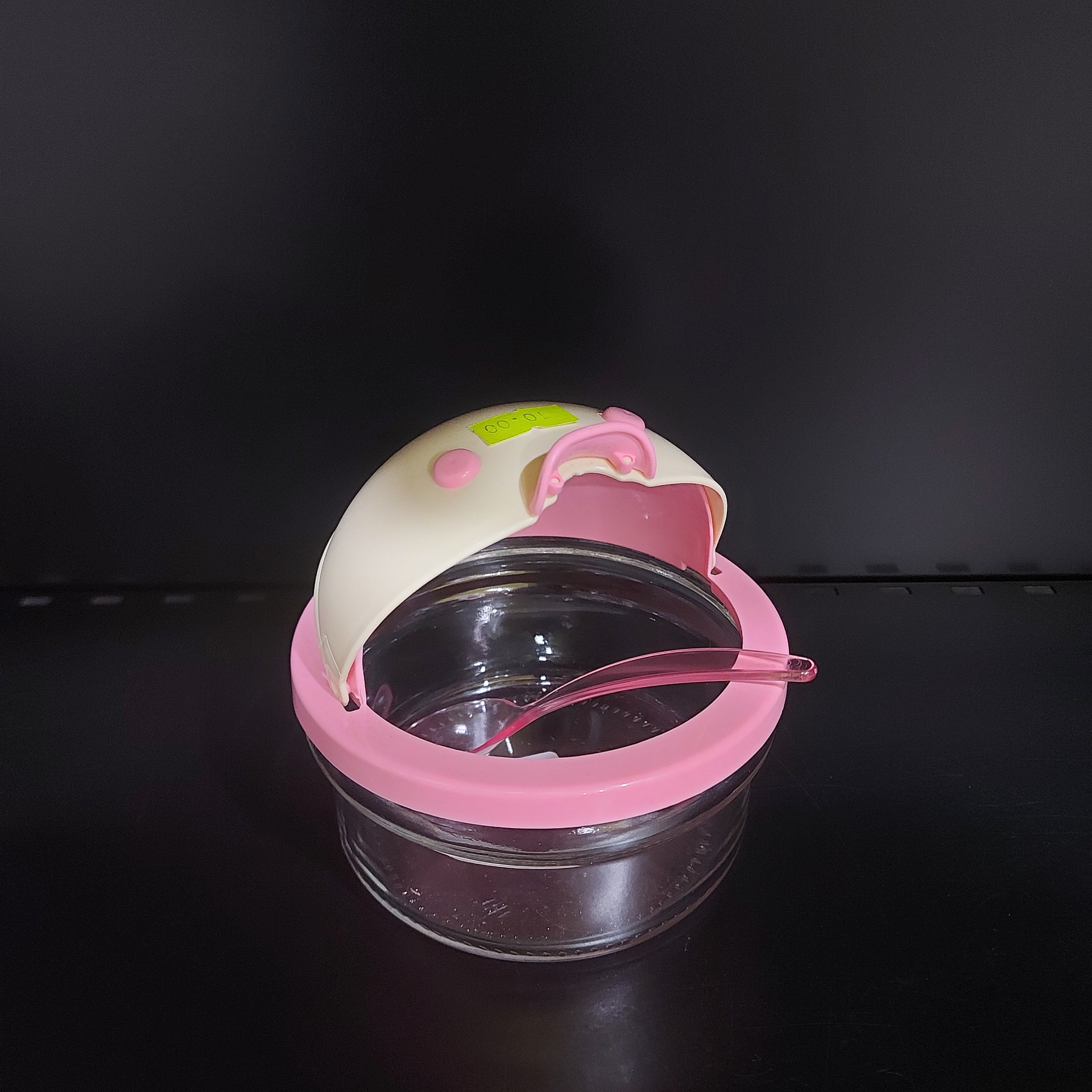 צנצנת עם כפית