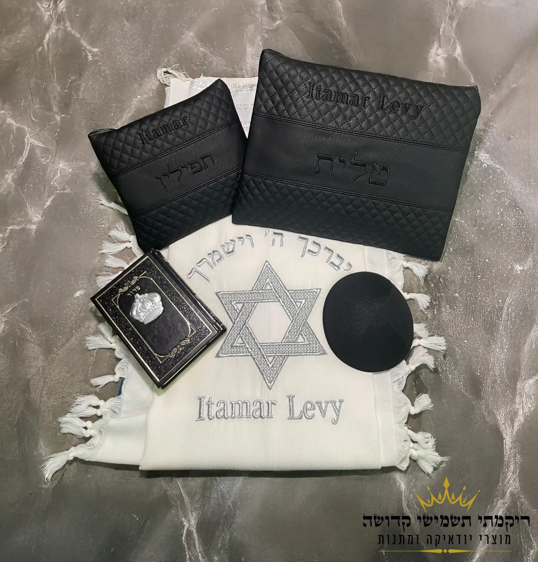 טלית רקמת מגן דויד וכיתוב באנגלית