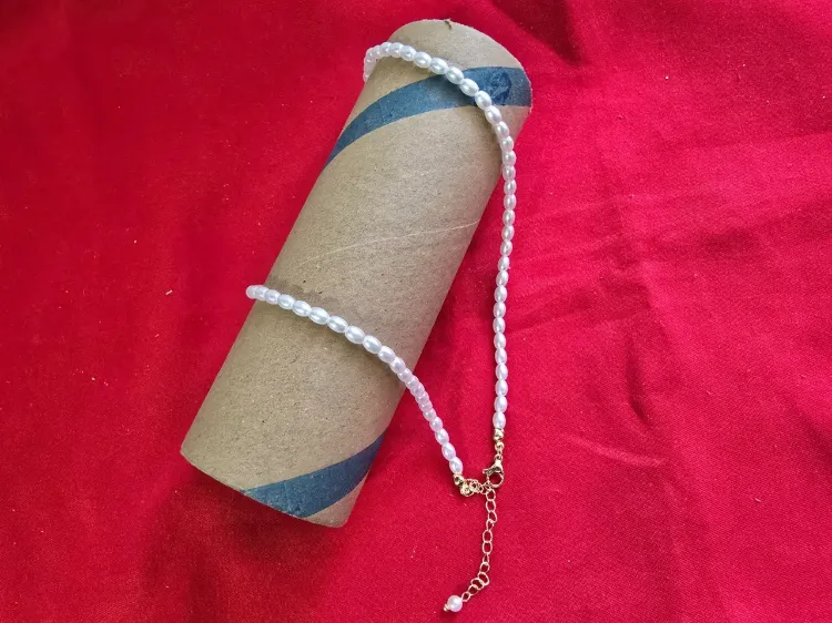 שרשרת פניני אורז עדינה עם סוגר מוזהב