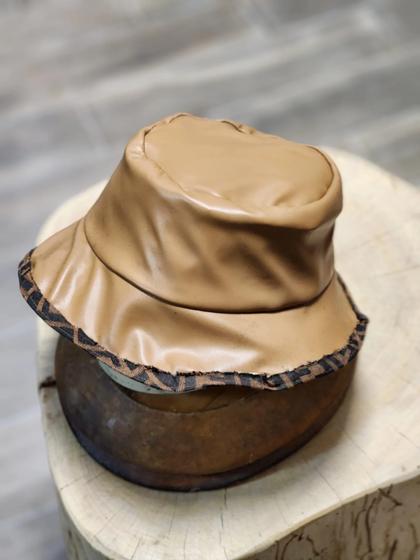 כובע לבד חרדל – סטייל קלאסי עם טאץ’ מודרני