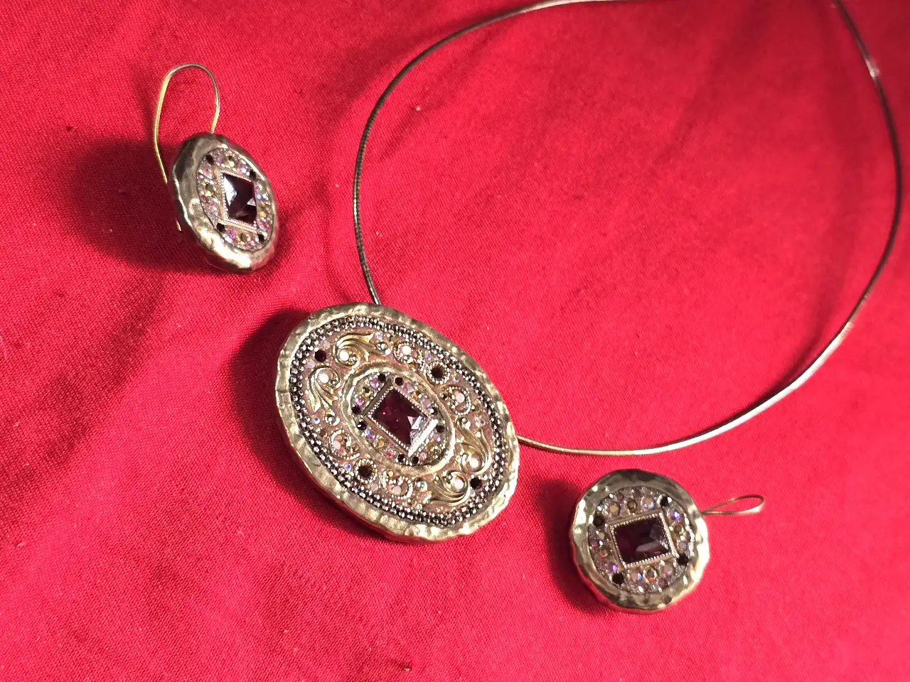 סט תכשיטים מרשים שרשרת קולר עם תליון מרכזי גדול ועגילים תואמים מרוקע וללא ליטוש כסף 925 חתום בשלושתם מאחור במרכזו של התליון והעגילים אבן גראנט גדולה שמסביבה אבני סברובסקי עבודת יד עוצב ע'י מעצבת