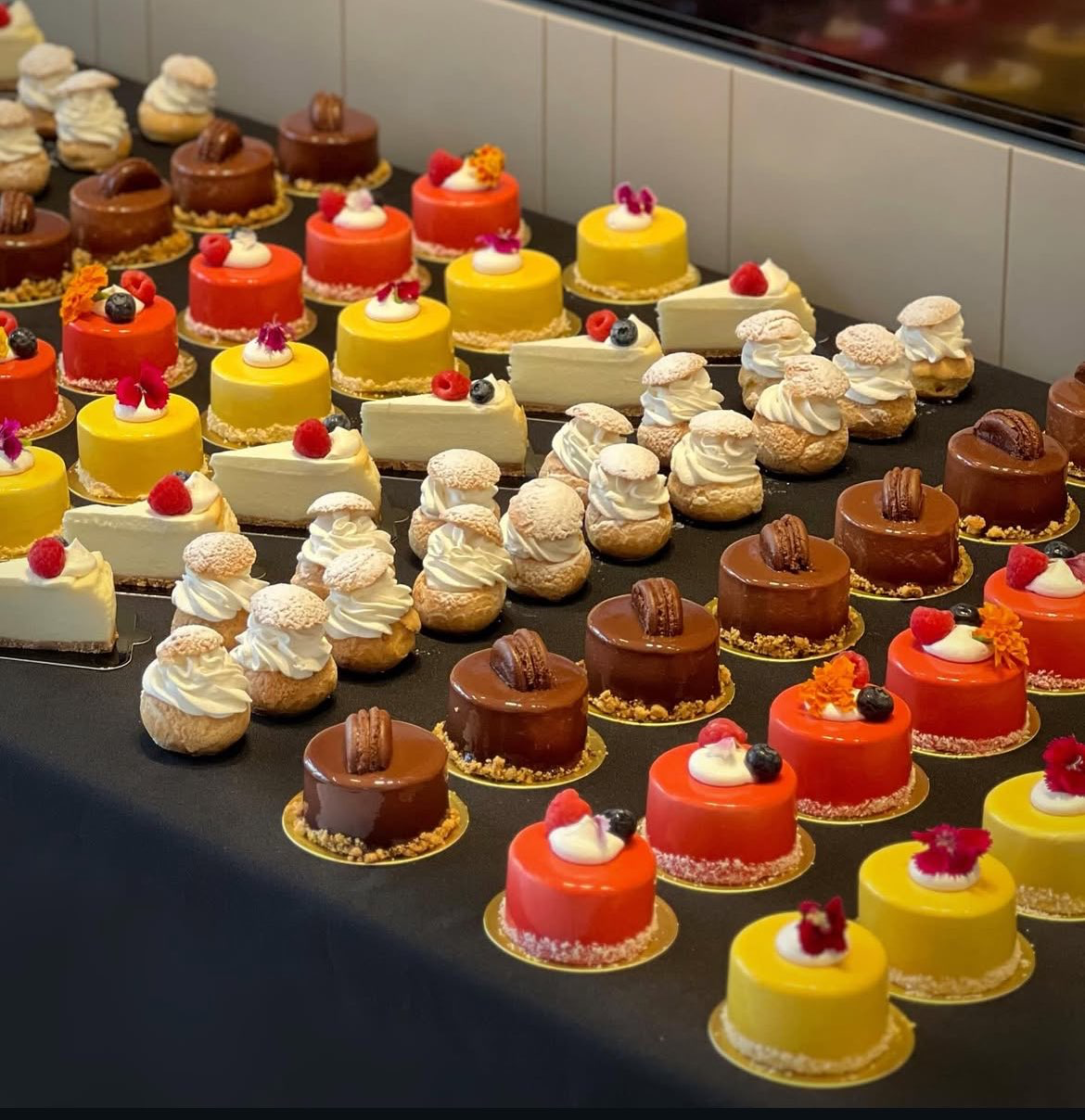 שולחן קינוחים מאת ״חיים ענבה״