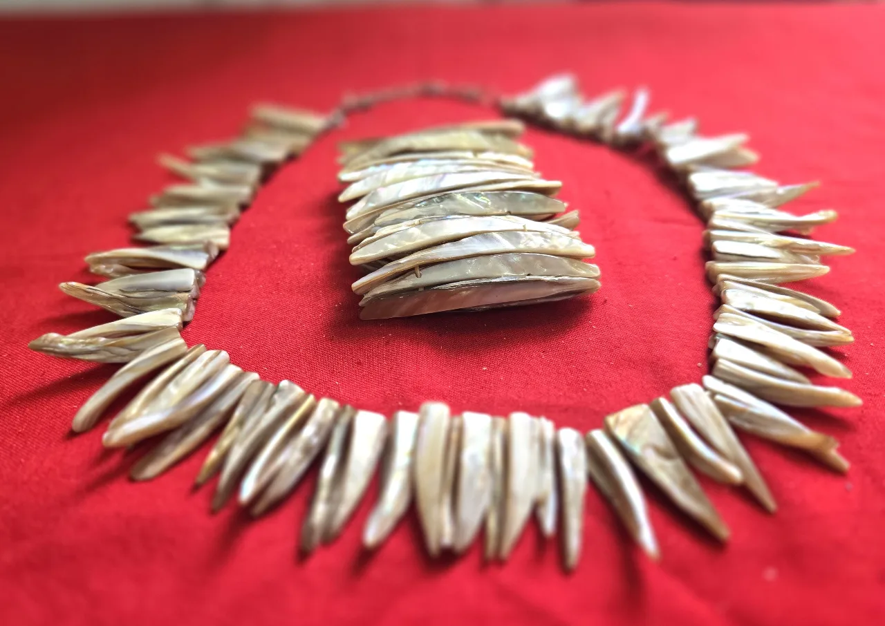 סט תכשיטים הכולל שרשרת וצמיד העשויים מאם הפנינה