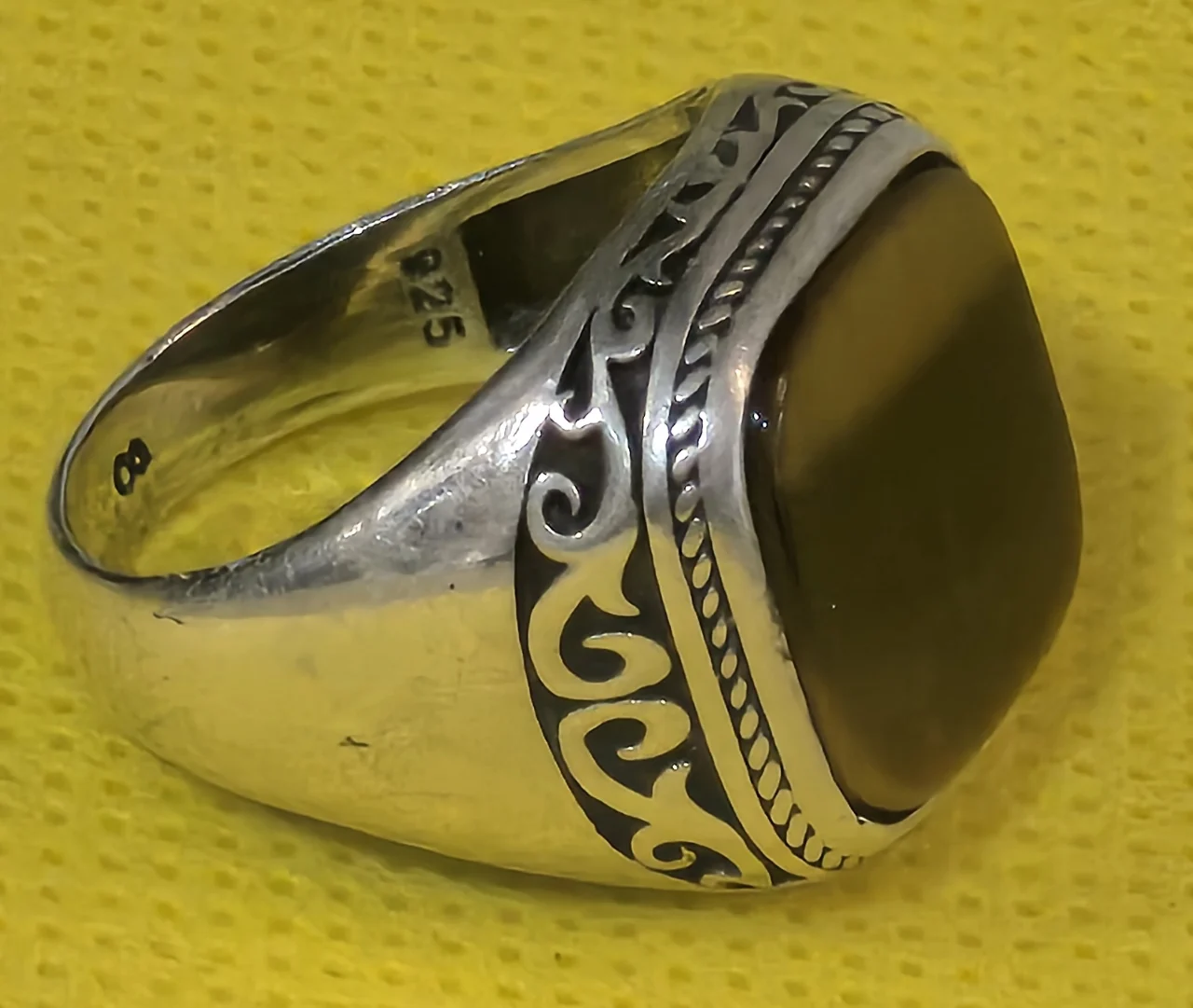 טבעת כסף וינטג' איכותית, גדולה ומרשימה. חתומה 925. מידה: 8.5 משקל: 9 גרם אורך מקסימלי האלמנט הקדמי כ- 19 מ"מ שבוץ אבן עין הנמר