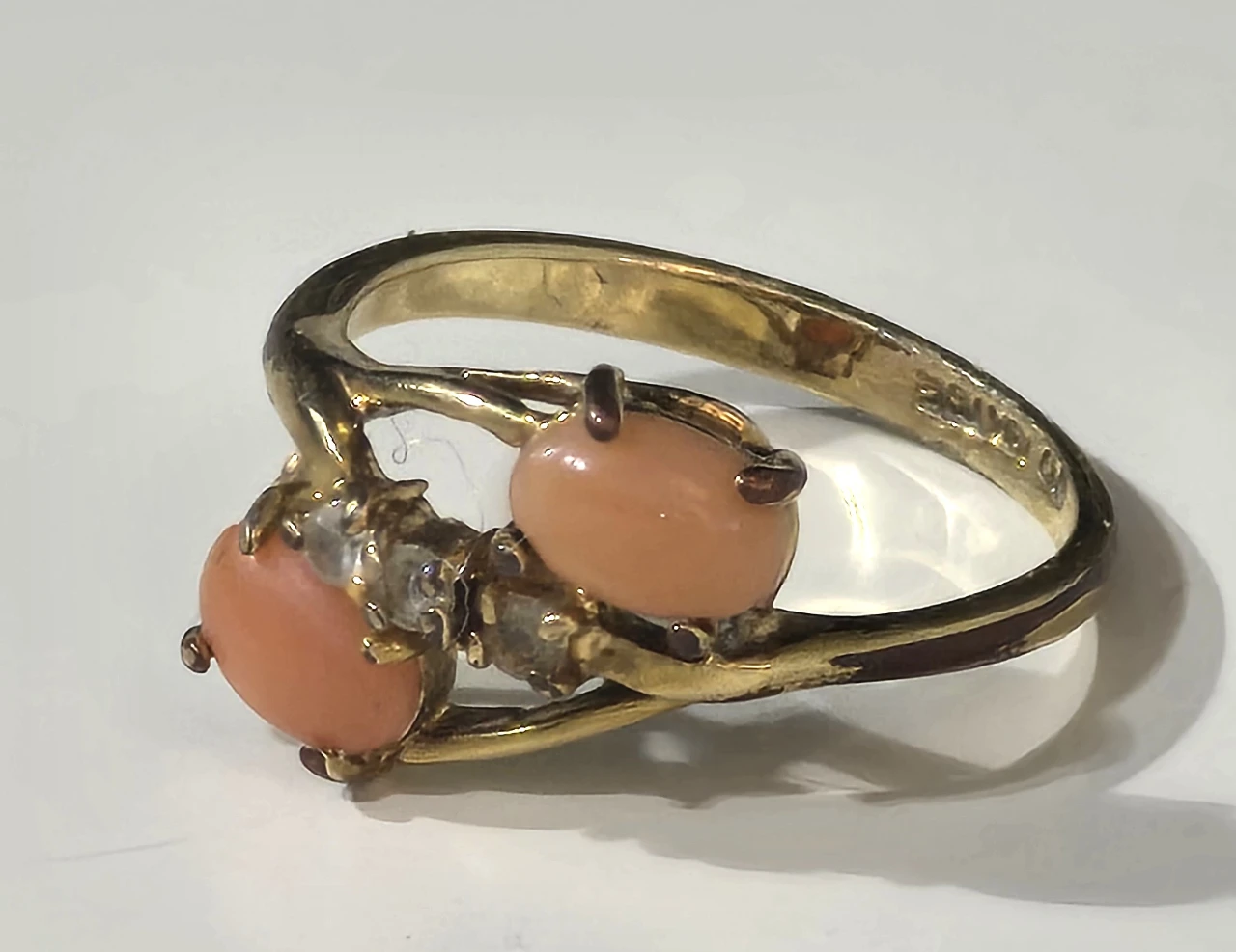 טבעת קורל ישנה טבעת כסף מוזהב עם שילוב של קורלים ואבני סברובסקי מידה 5.5\6