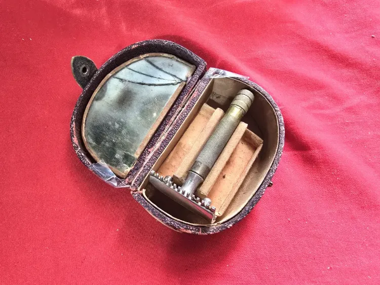 מכונת גלוח ישנה מאד עד עתיקה סביבות המאה ה.20 המכשיר עשוי פליז עם ציפוי ניקל