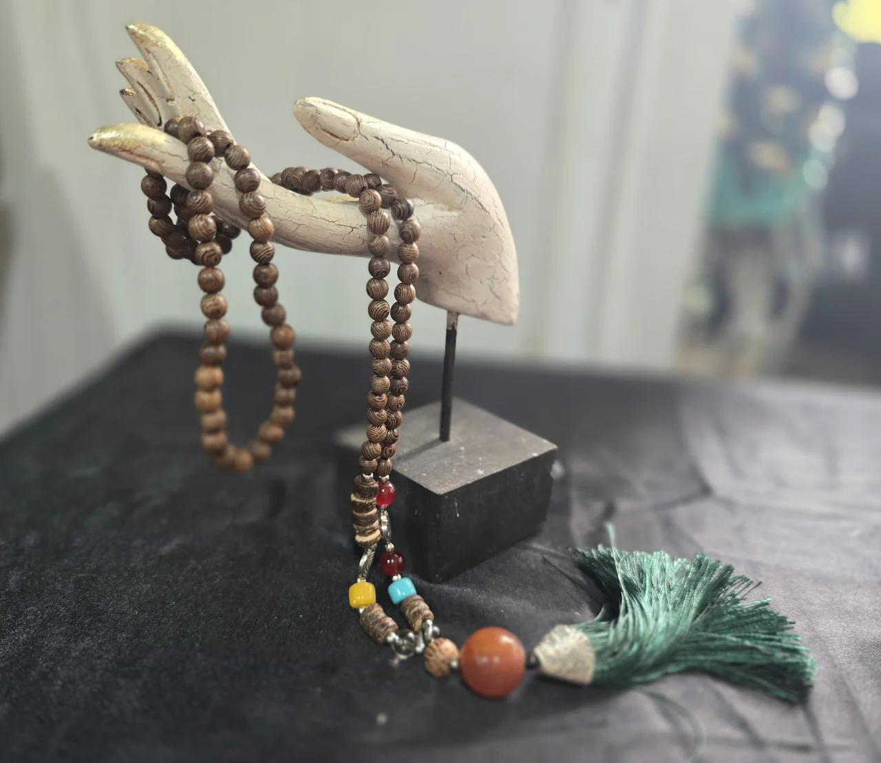 שרשרת עם 108 כורים קטניםפ וחומים בתחתית יש אבנים צבעוניים ואלמנטים  של מתכת לפי איפיון השרשרת  זאת שרשרת תפילה ומדיטציה נפוצה בתרבויות המזרח