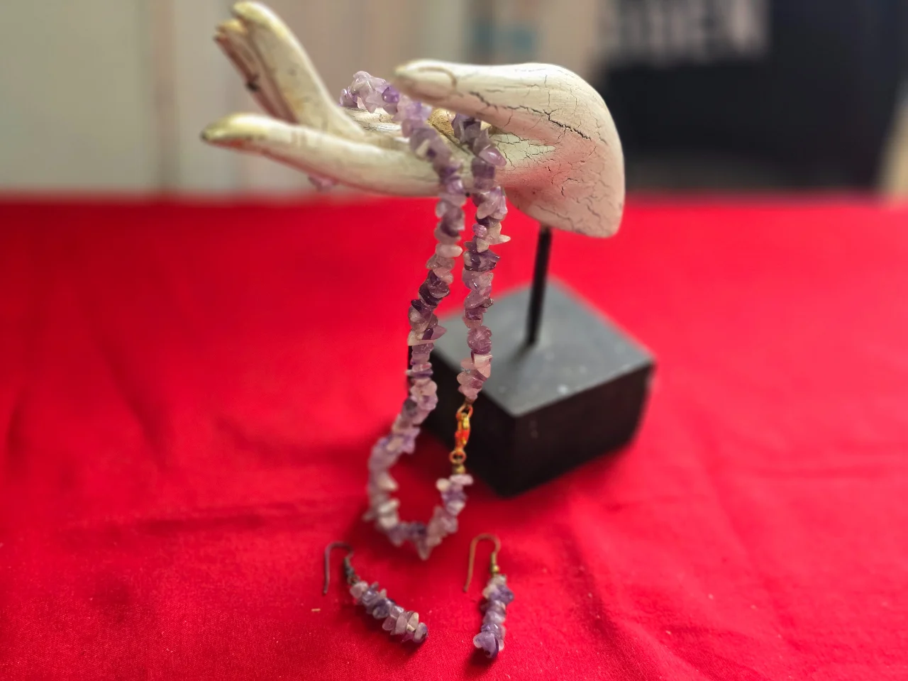 שרשרת וזוג עגילים תואמים סוגר מתכת מוזהב עשויים עם אבני אמטיס