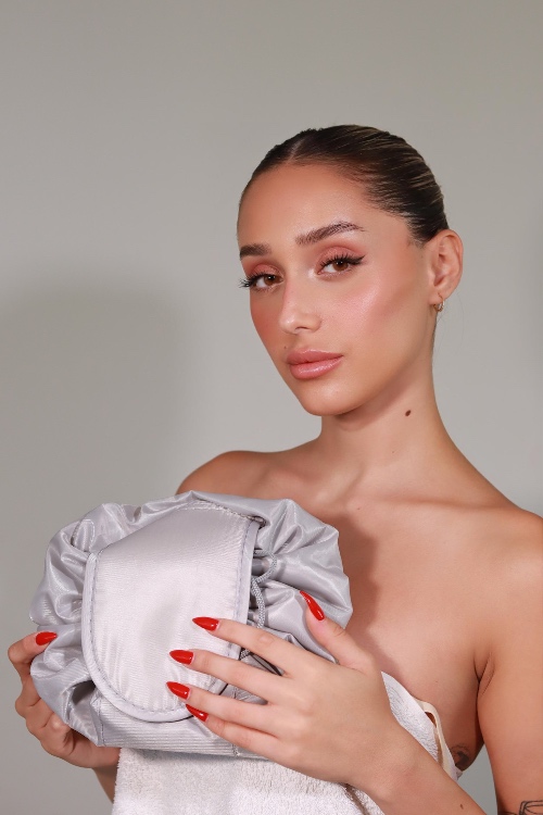 תיק איפור נפתח