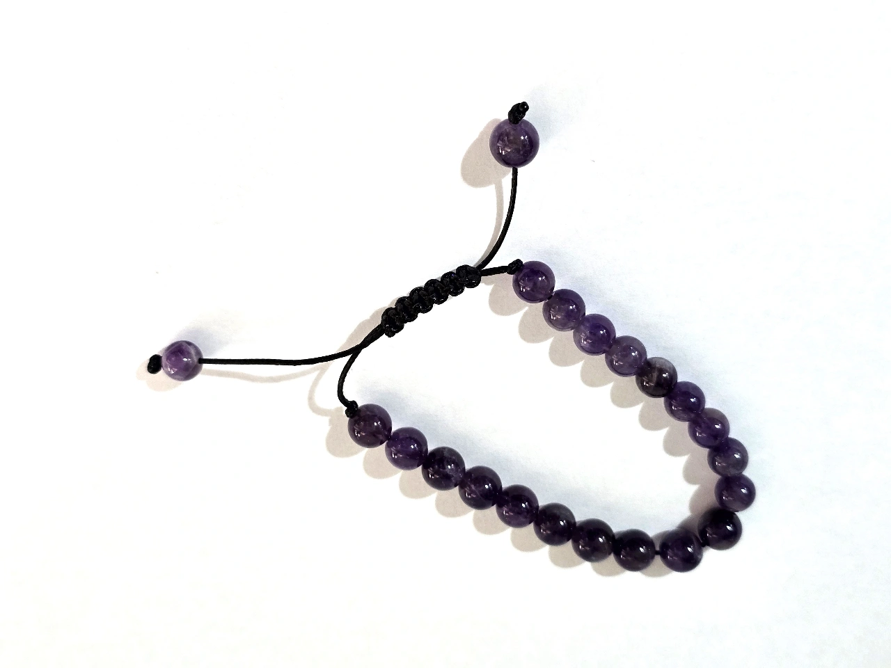 צמיד אבני חן. חדש לחלוטין. מידה מתכווננת. איכותי, אופנתי ויפה. קוטר חרוז כ- 8 מ"מ הגיע מחנות תכשיטים ושעונים שנסגרה.