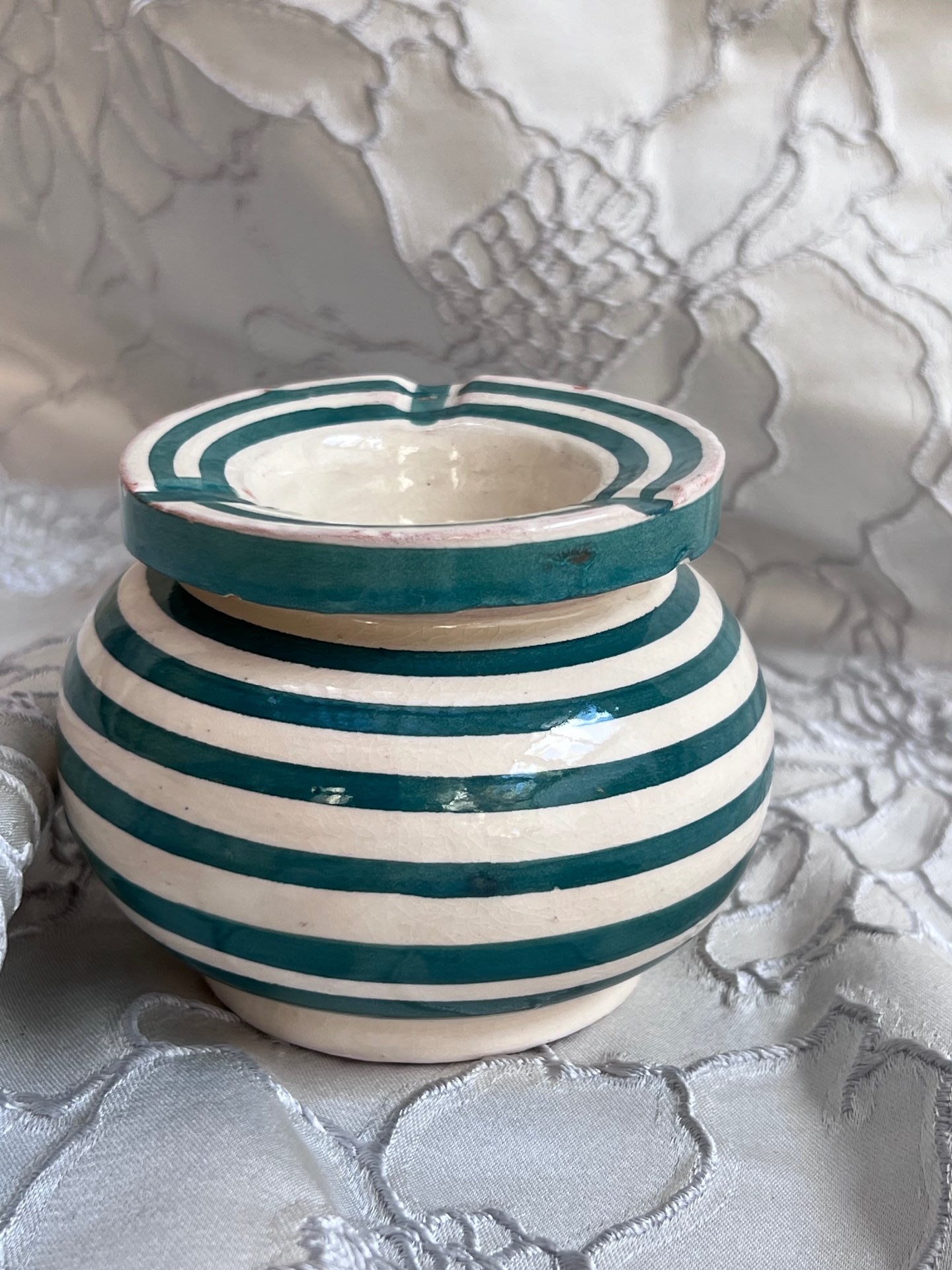 מאפרה עם מכסה פסים