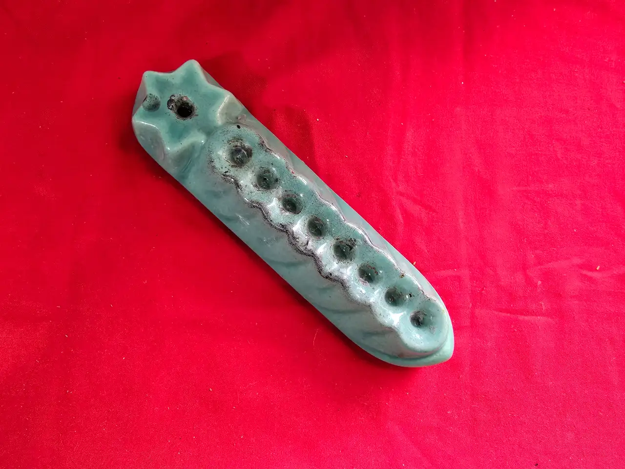 חנוכיה קרמית וינט'ג שנות ה.50\60 חתומה מאחור ....פחר......בית מלאכה לקרמיקה שנקרא (פחר קרמיקה אומנות)