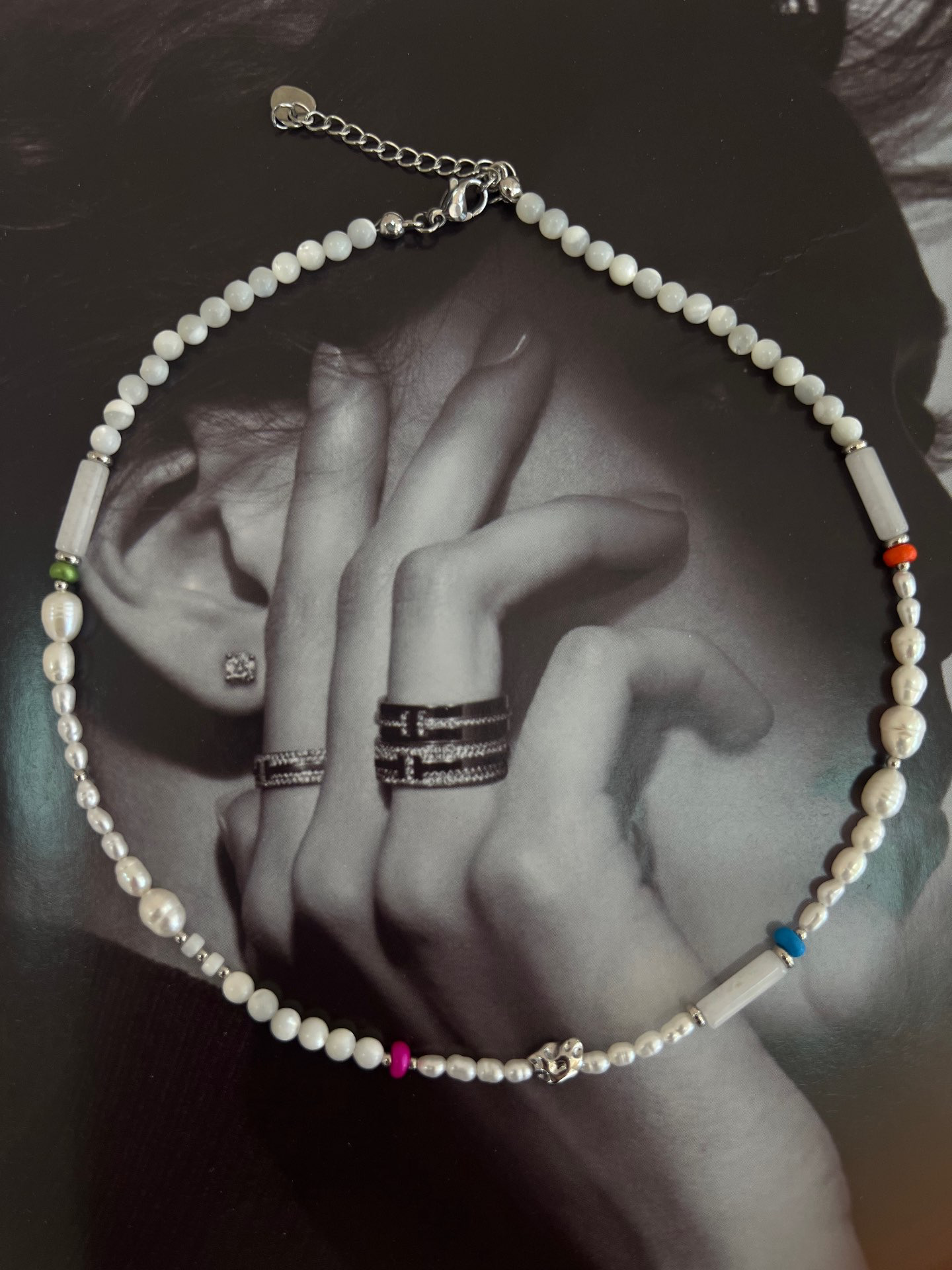 שרשרת פנינים בשילוב חרוזים צבעוניים