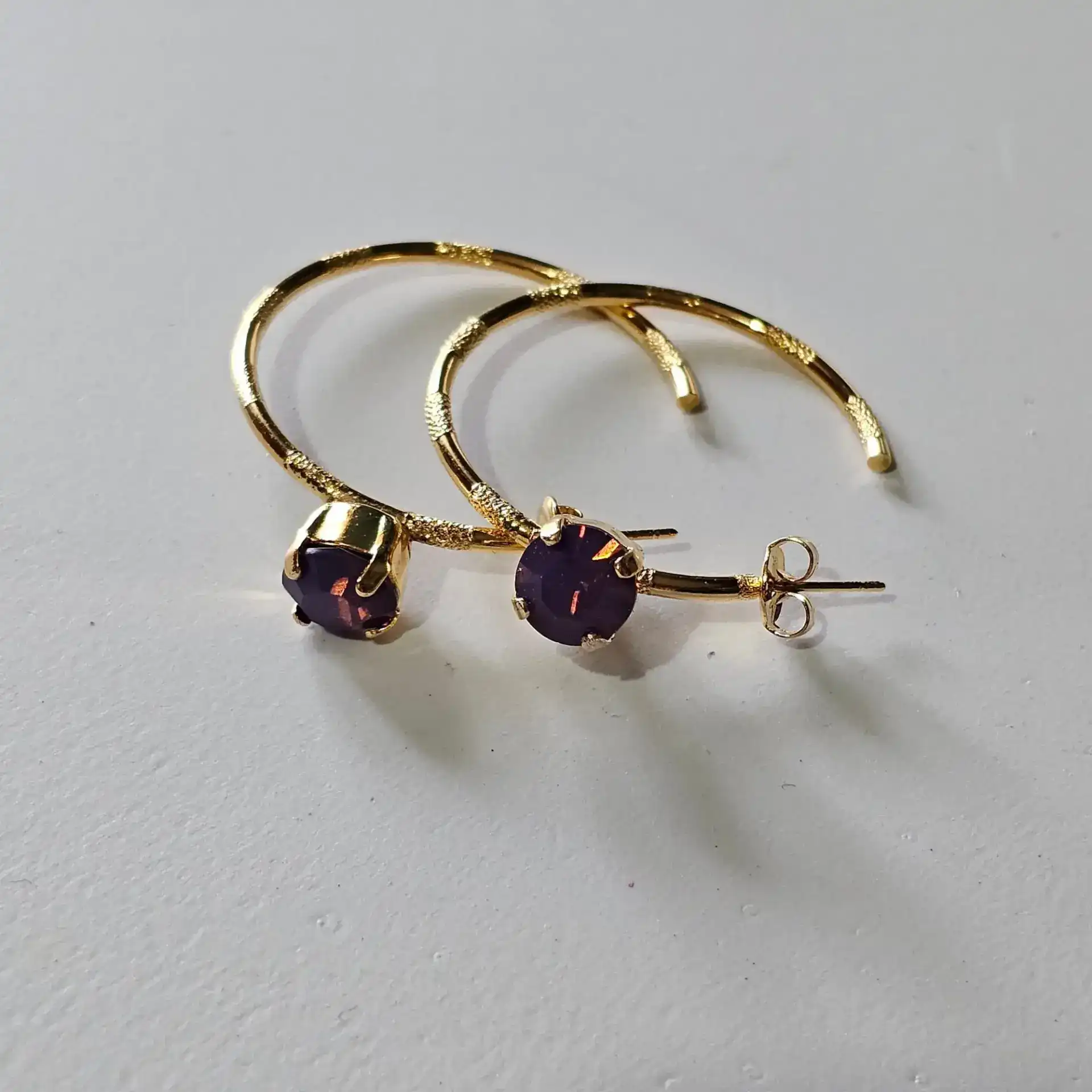 עגילי ליאן זהב 24K עם סברובסקי סגול | רונה סדנאות יצירה ונפש